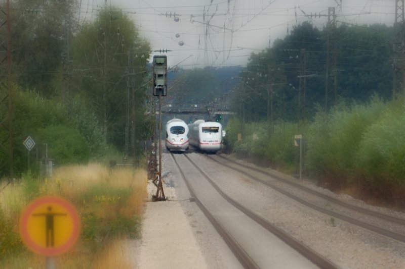 Parallelfahrt: Zwei ICE - Generationen begegnen sich zwischen Offingen/Donau und Mindelaltheim an der KBS 980. (13.07.2008).