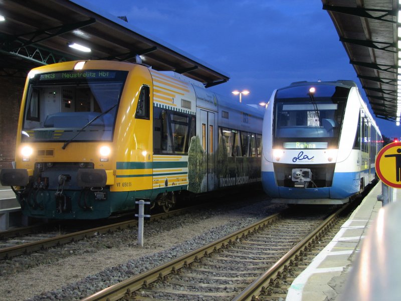 Parchim am fr�hen Morgen beim ersten Einsatz der Z�ge nach Neustrelitz (ODEG) und der TW 702 der OLA nach Rehna