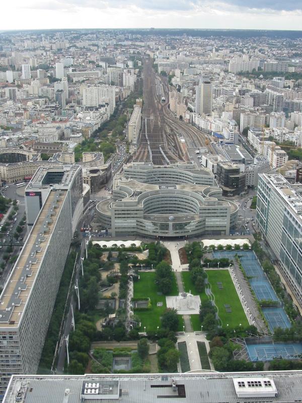 PARIS: Blick auf den Bhf  Gare Montparnasse , dessen Strecke in die Himmelsrichtung SSW verluft!
Aufgenommen im August 2005 vom  Tour Montparnasse 