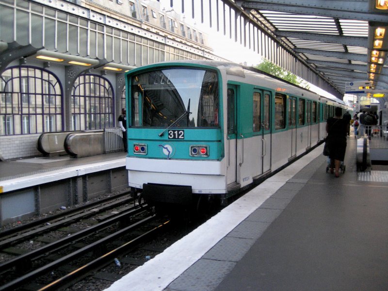Paris - Ein Zug der Metro wartet in der Station La Chapelle
auf die Weiterfahrt Richtung Montmatre. Fr�hjahr 2008