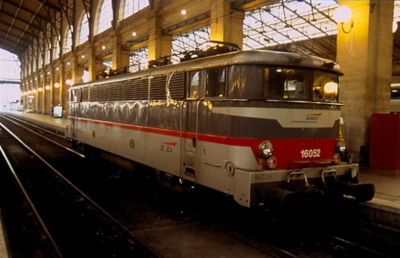 Paris, Gare du Nord, 16.02.2008. Lok 16052 steht am fr�hen Samstag Morgen abgestellt unter der gelblichen Beleuchtung in der gro�en Halle und wartet auf Peronal und / oder Leistung. M�chte mal eine DB AG Lok sehen, die noch so gl�nzt - und das bei dem Alter !!