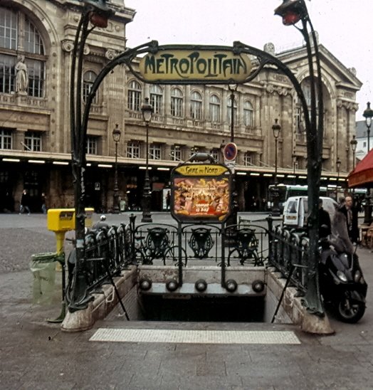 Paris, Gare du Nord, 16.02.2008. Ein ganz typischer Pariser Metro - Zugang mit feiner, schmiedeeisener Arbeit und dem  Metropolitain  - Schild. Nat�rlich d�rfen die roten Lampen nicht fehlen. Sch�n, dass Paris doch ein einziges, gro�es Museum ist.