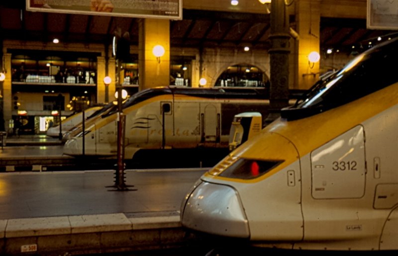 Paris, Gare du Nord. Am 16.02.2008 konnte ich diese nette kleine Auswahl an Eurostar - Einheiten festhalten. Diese standen im abgesperrten Teil des Bahnhofs, daher konnte ich keinen besseren Standpunkt finden.