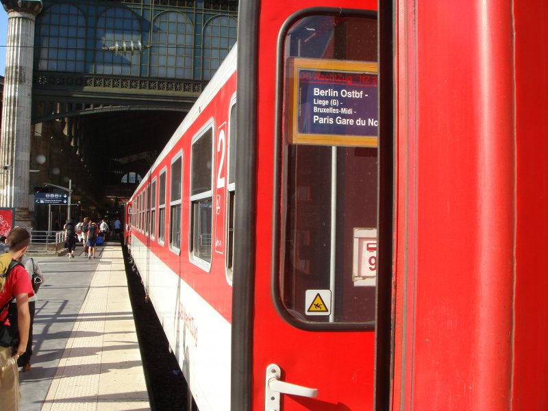 Paris Gare du Nord!!! Es ist der NachtZug 242 und NachtZug 236 aus Berlin/Hamburg eingetroffen.