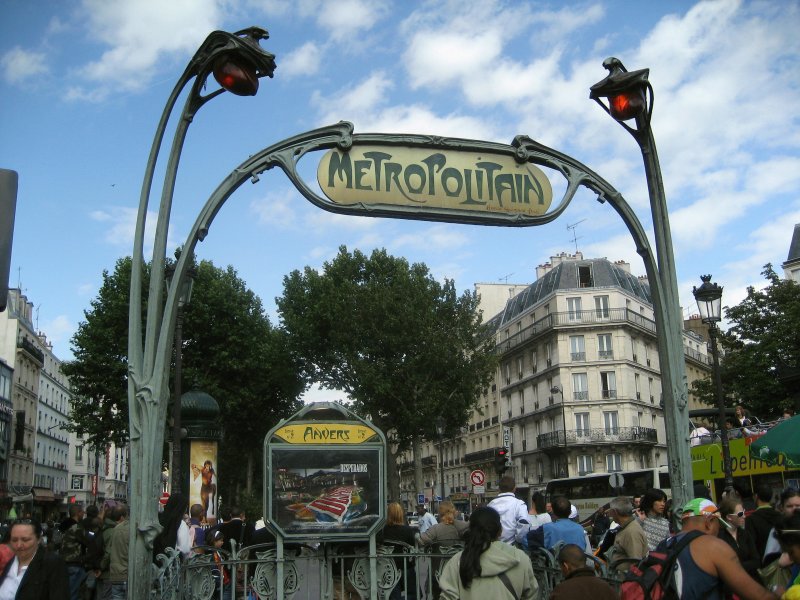 Paris - Historischer Eingang zu einer Metrostation, im Jugendstil,
hier: Station   Anvers   ( Montmatre ).
Sommer 2007.