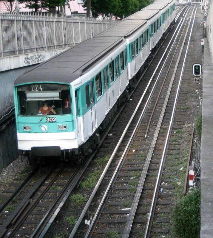 Paris - Metro kurz vor der Einfahrt in den
Tunnel nach der Station Anvers. Fr�hjahr 2008