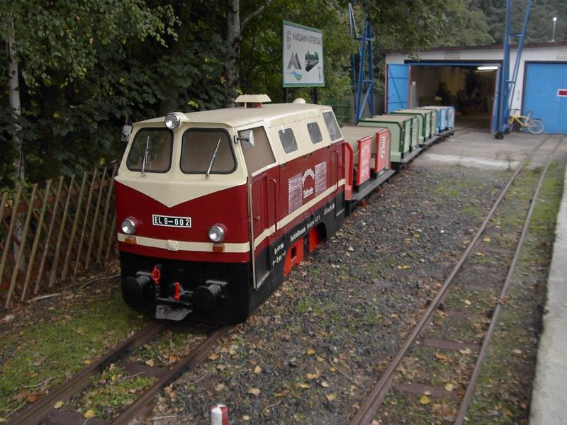 Parkeisenbahn Vatterode: Lok EL9-002 vorm Lokschuppen im Bahnhof Mansfeld Schleife (2003)
