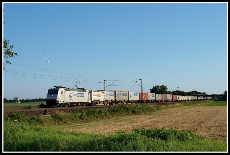 Passende Lok zu passendem Zug: 185 581 Ewals Cargo Care mit einem Ewals-Zug bei Ltzelsachsen am 1.8.2009.