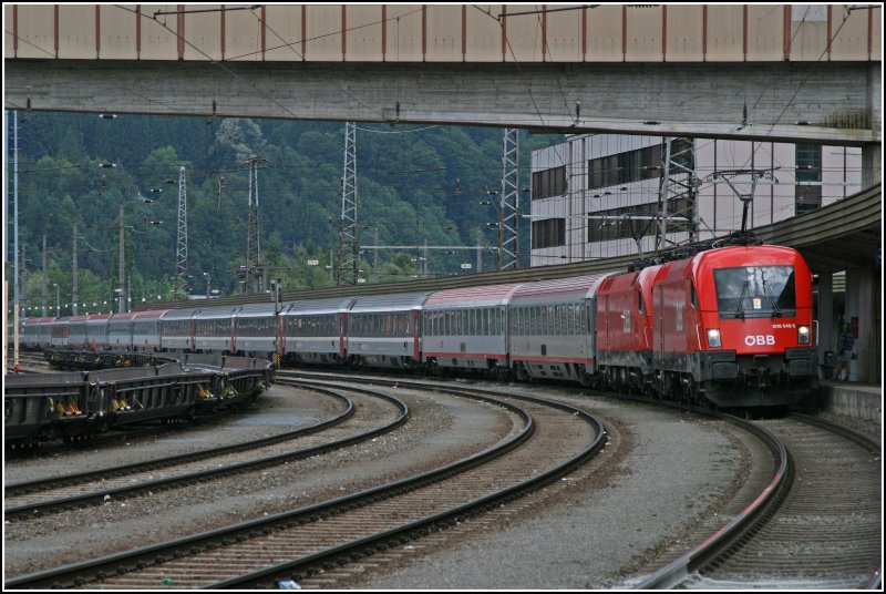 Passt gerade so noch! Der aus 16 Waggons!! gebildete OEC 162  TRANSALPIN  von Wien West nach Basel, luft am 30.06.07 gefht von der 1016 045 in den Bahnhof Kufstein ein.