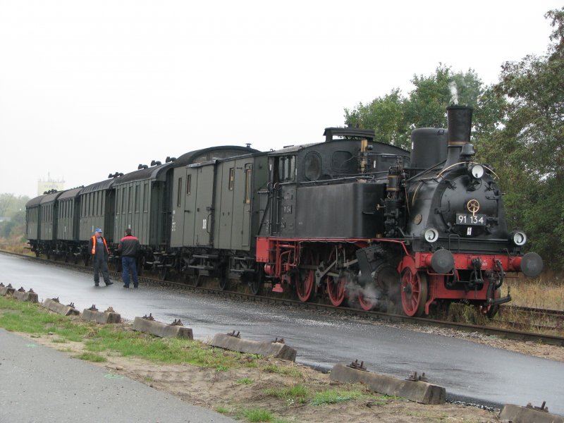 Pause f�r Dampflok 91134 im ehemaligen G�terbahnhof von Parchim am 11.10.2009 mit dem Bugasonderzug aus Schwerin.