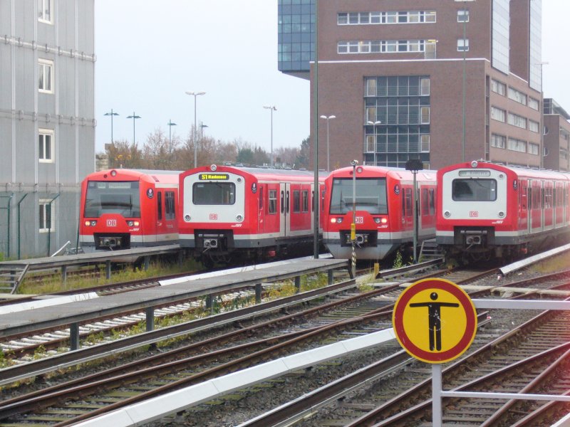 Pause in Poppenbttel, und zwar baureihenbergreifend. Whrend der rechte 474.3 mit seiner Matrixanzeige garnichts schildert, hat die Fallblattanzeige des rechten 472 vor, auf der S10 nach Blankenese zu fahren. Aufgenommen am 15. November 2007