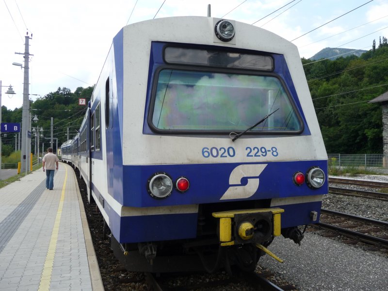 Payerbach ist am 28.08.08 die Endstation des Triebwagens 4020 229-3 (am Foto ist der Steuerwagen 6020 229-8 zu sehen). Dieser Triebwagen kam aus Richtung Breitenstein.
