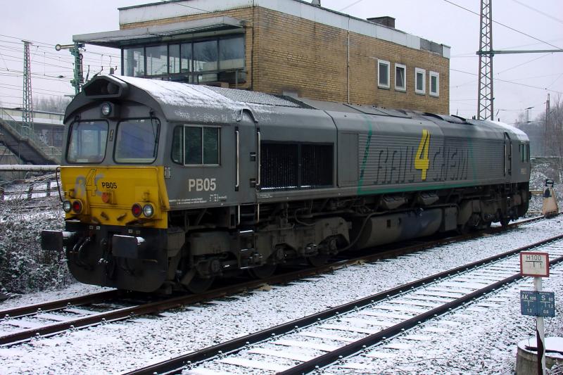 PB05 von Rail4Chem auf Ihrem  Parkplatz  hinter dem Stellwerk am bergabebahnhof Gladbeck West. 27.01.05