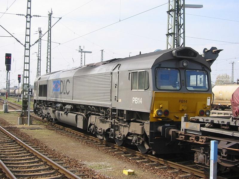 PB14 von DLC fhrt am 16.04.2005 mit einem Gterzug durch Karlsruhe Hbf und hlt dabei kurz an einem Signal.