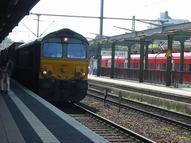 PB20 der Firma DLC bei der Durchfahrt von Worms Hbf.