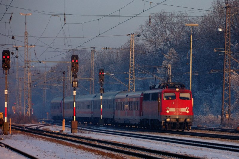 PbZ 2410 mit einer kunterbunten Mischung aus Schadwagen. 24.01.09 .