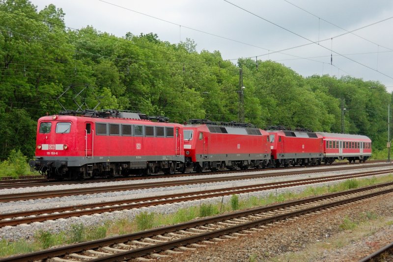PbZ 2411 am 23.05.08 in Neuoffingen: Zugtier 115 169-6 hat zwei abgebgelte 120er im Schlepp und einen Schad-Regiobahn-Wagen. Sie war mit -70 unterwegs. 