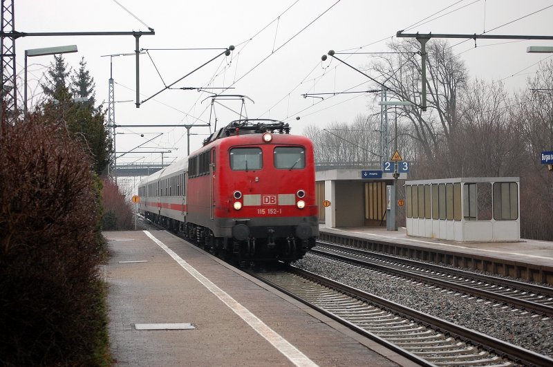 PbZ 2411 (Personenzug fr besondere Zwecke) durcheilt auf seiner Fahrt nach Mnchen von Stuttgart kommend den Bahnhof Burgau. Hier berfhrt 115 152-1 einen kurzen 3-Wagen-Zug.
