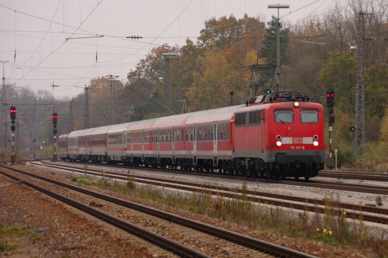 PbZ-D-2410 mit Schadwagen bei Durchfahrt durch den Bahnhof Neuoffingen mit fhrender 115 261-0. 3 N-Wagen hinter der Lok, ein IC-Groraumwagen und weitere reparaturbedrftige Wagen werden Richtung Frankfurt gebracht. (Nov. 2008).