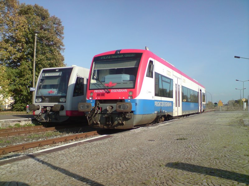 PE73 nach Neustadt(Dosse) und PE74 nach Meyenburg stehen zur Abfahrt am Gleis 1 & 2 des Pritzwalker Bahnhofs bereit. 
Pritzwalk 23.10.2008