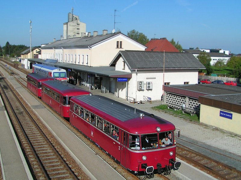 PEF-Triebwagen-Garnitur798/998 durchfhrt als 16605 den Bhf. Ried i.I., und ist am Weg zum 35Jahre GEG-Jubilum nach Ampflwang;091004