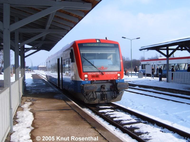 PEG 650.03 am Bahnsteig 1 des Bahnhofs Pritzwalk zur Weiterfahrt nach Neustadt (Dosse).

(Samstag, 05. Mrz 2005)