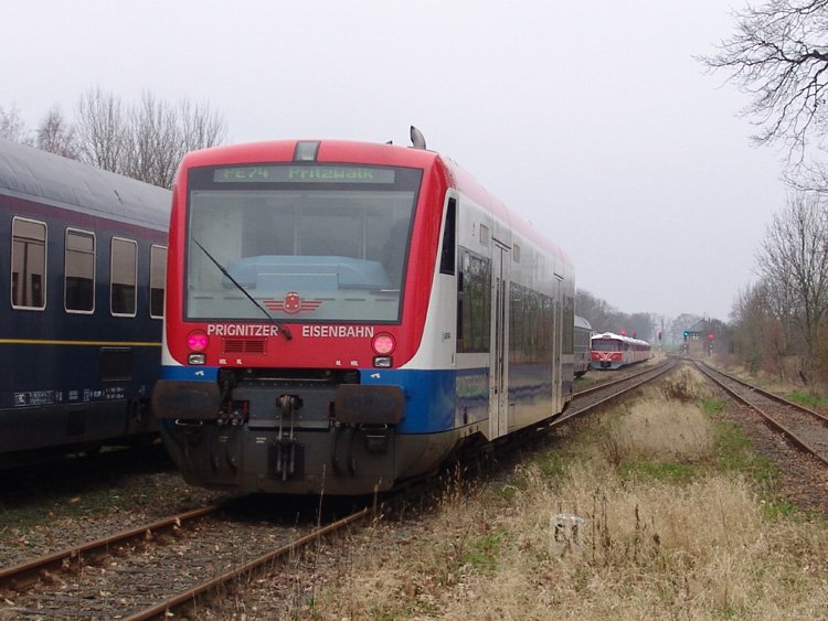 PEG80171 von Meyenburg nach Pritzwalk bei der Ausfahrt im Bahnhof Meyenburg.Aufgenomme am 24.02.08