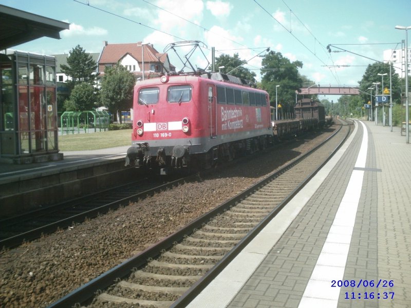 Peine, 26.06.2008:  Die Mindener 110 169-0 fhrt mit ihrem
Kurzgterzug in den hiesigen Gbf am Peiner Trgerwerk ein,
macht kopf,  um wieder
an den Zug anzusetzen. Nach mehr oder weniger Pausenzeit
fhrt sie wieder zurck Richtung Hannover. Da dies seit mindestens
einer Woche ein bis zweimal am Tag geschieht und die Lok immer
mit drei Mann besetzt ist, gehe ich davon, dass es sich um
Personalschulung handelt. Das Wohlwollen der Admins vorrausgesetzt
knnz Ihr das Procedere in weitern fnf Bildern verfolgen