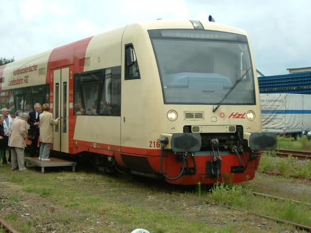 Pendelfahrt des HzL-Regioshuttles am 20. 06. 2004 zwischen Aulendorf und Bad Wurzach. Hier zu sehen im Bahnhof von Bad Wurzach