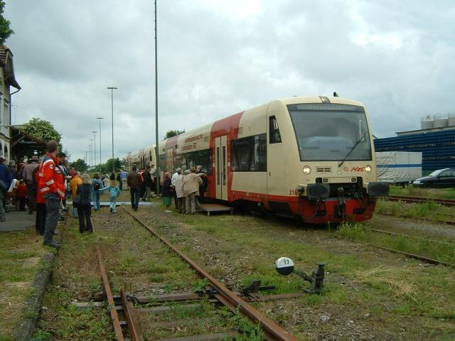 Pendelfahrt des HzL-Regioshuttles am 20. 06. 2004 zwischen Aulendorf und Bad Wurzach. Hier zu sehen im Bahnhof von Bad Wurzach, im Hintergrund die Firma Oberland M&V. Man beachte den  provisorischen  Bahnsteig, der kurzfristig errichtet wurde.