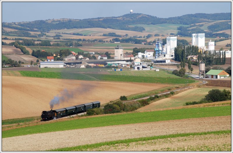 Pendelfahrt zwischen Ernstbrunn und Korneuburg am 27.9.2009. 30.33 zieht den SR 16253 die Steigung nach Ernstbrunn Richtung Korneuburg hinauf. Im Hintergrund ist das Kalkwerk Ernstbrunn zu sehen, welches noch immer bedient wird. Der Verein Neue Landesbahn strebt eine Wiederaufnahme des Personenverkehrs an, welcher im Jahr 1988 eingestellt wurde. Nhere Infos unter: www.landesbahn.at