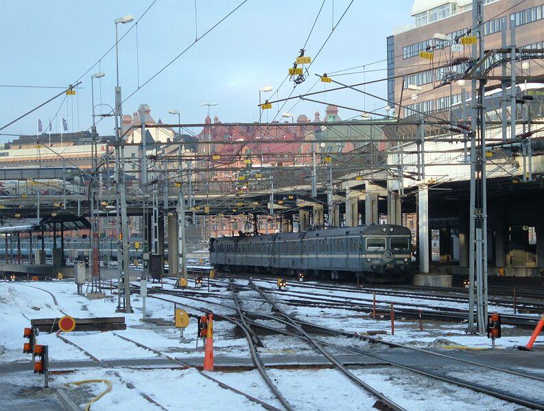 Pendeltag 3015 fhrt am 15.01.2006 in Stockholm C ein. 
