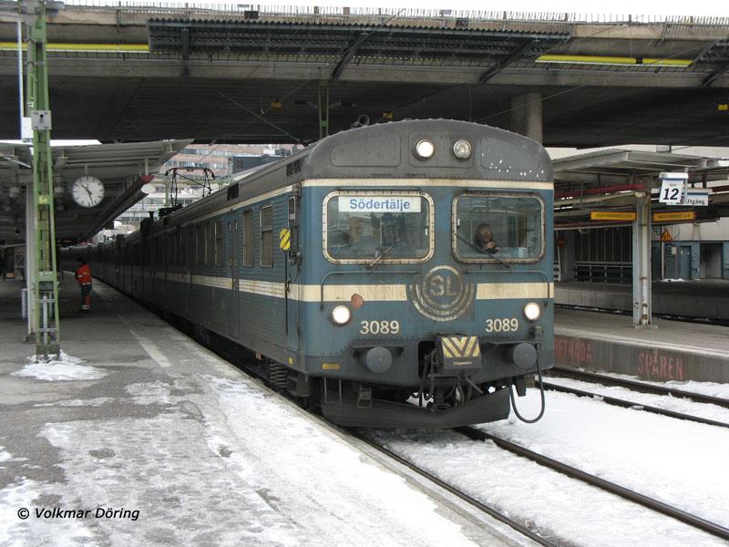 Pendeltag 3064 als S 130 nach Sdertlje Centrum bei Ausfahrt aus Stockholm Central - 16.03.2006
