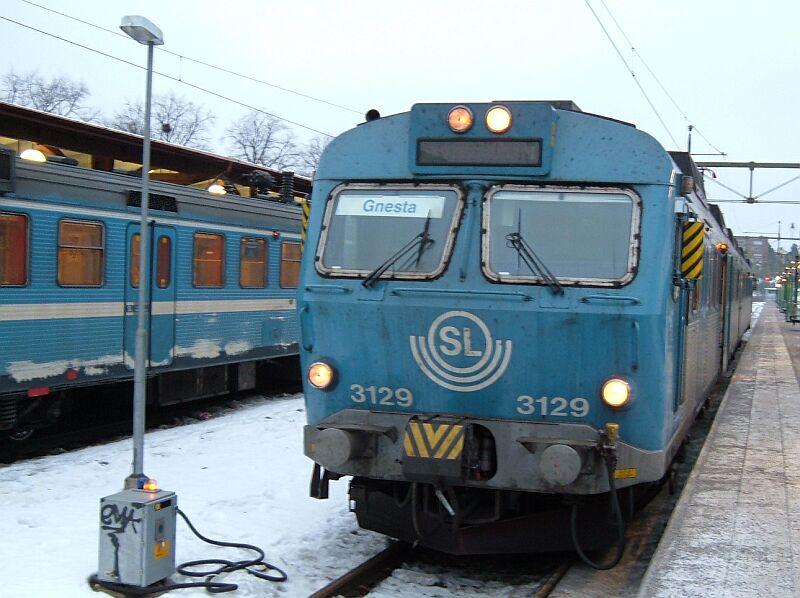 Pendeltag X10 3129 nach Gnesta am 14.01.2006 in der Endstation Sdertlje C. Das Pendeltag-Netz (S-Bahn) besteht aus drei Linien, Balsta - Stockholm C - Nynshamns frjeterminal, Msta - Stockholm C - Sdertlje C und der Kurzlinie Sdertlje C - Gnesta.