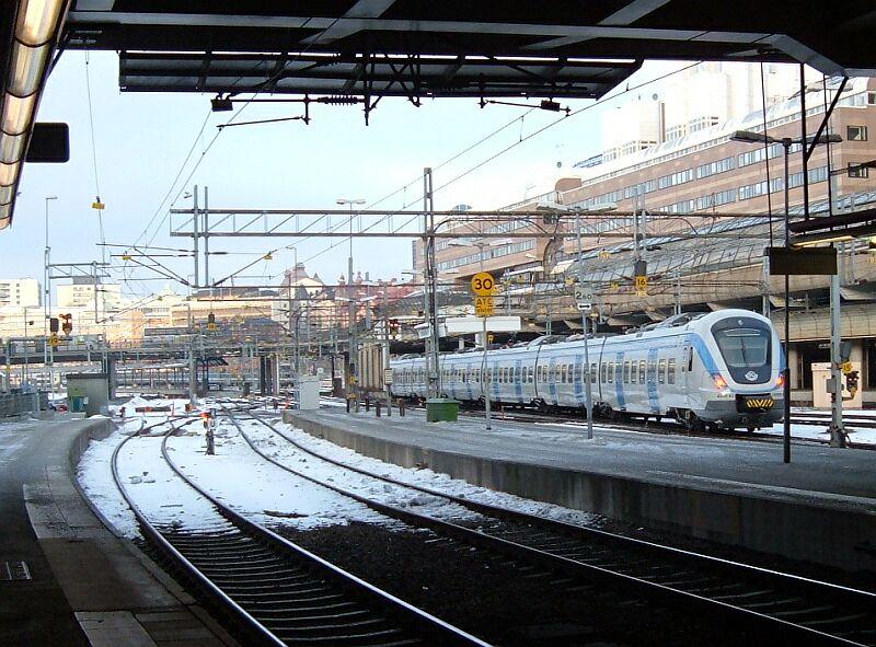 Pendeltag X60 fhrt am 15.01.2006 in den Bahnhof Stockholm C ein.