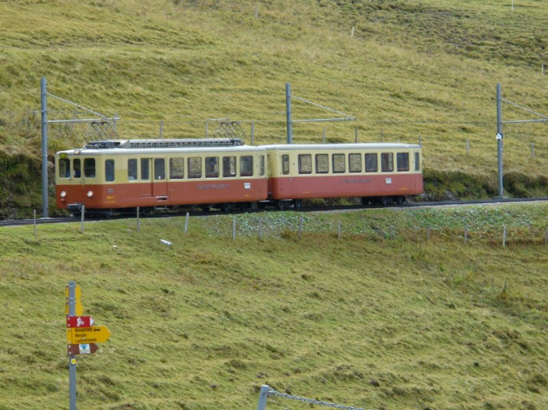 Pendelzug BDeh2/4 203 mit Bt 27 unterwegs in den Bahnhof der Kleinen Scheidegg am 06.09.2006 