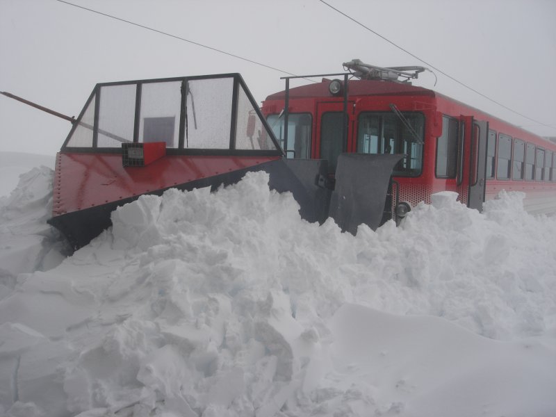 Pendelzug BDhe 4/4 21/31 mit Schneepflug X 102 am 22. April 2008 auf Rigi Kulm