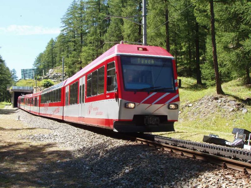 Pendelzug BDSeh 4/8 nach Tsch zwischen Zermatt und Tsch. 05.08.07
