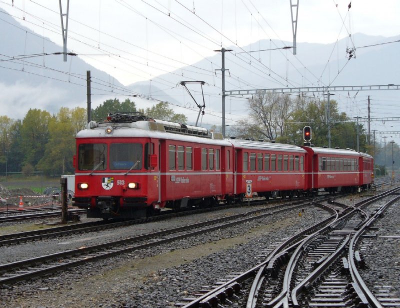 Pendelzug Be 4/4 513 + B + B + ABt bei der Einfahrt in den Bahnhof von Untervaz am 29.10.2006
