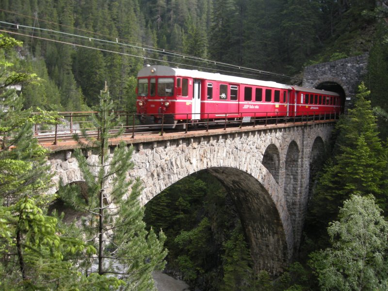 Pendelzug nach Filisur am 12.6.08 auf dem Bromb�nz Viadukt.