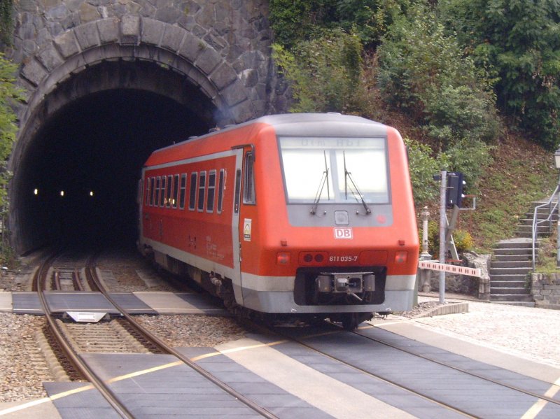 Pendolino 611 035 verschwindet als IRE nach Ulm Hbf im Tunnel zwischen Laufenburg-Baden und Laufenburg-Ost. (04.08.2006)