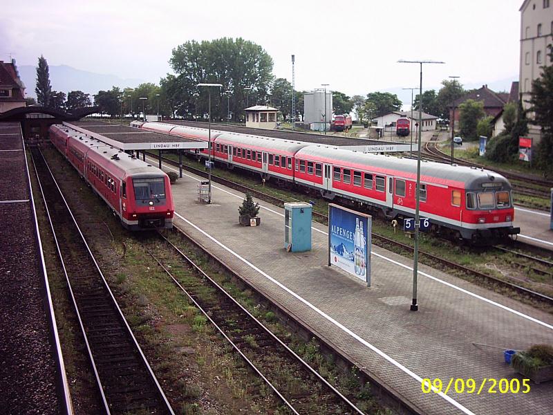 Pendolino (DB 611) und ein RE mit Vorspann 218 am 9.9.05 in Lindau am Bodensee.