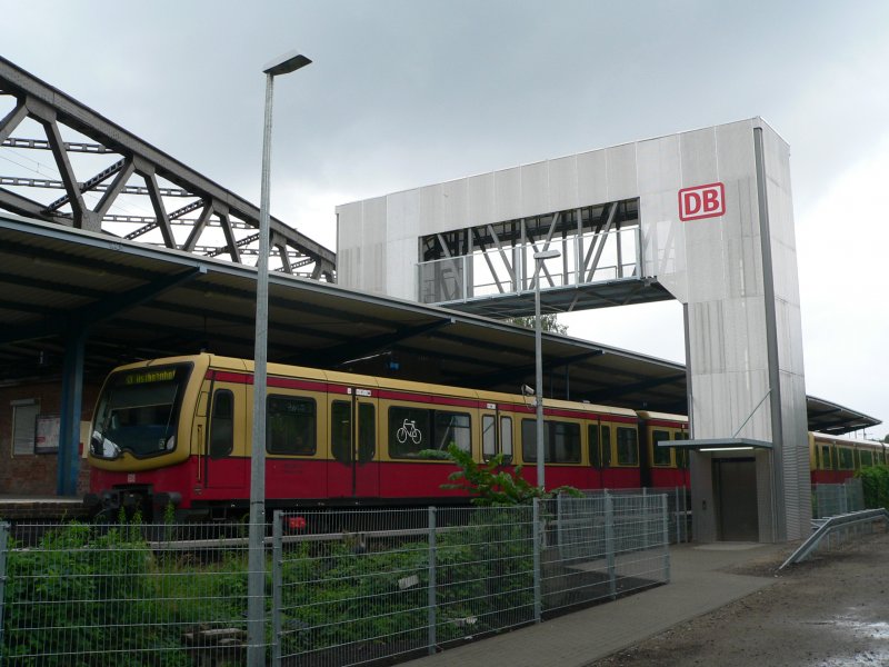 People Mover und eine S-Bahn der BR 481 als S3 nach Ostbahnhof. 23.6.2007, Betriebsbahnhof Rummelsburg