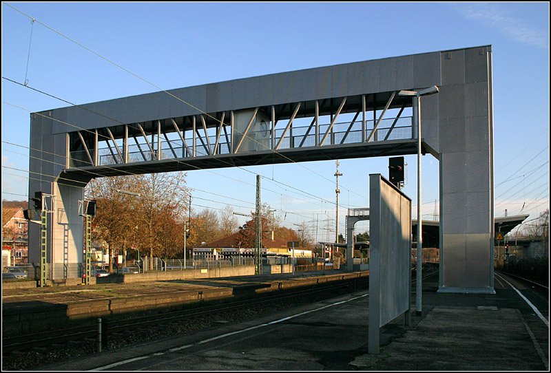 Peoplemover - 

S-Bahnhof  Altbach  an der Strecke der S1 nach Plochingen: Diese Aufzugkonstruktion überwindet nicht nur den Höhenunterschied, sondern bringt seine Passagier auch noch über die Gleise. Es handelt sich also um eine Art  Peoplemover , der seit 1996 den Bahnhofsvorplatz mit dem S-Bahnsteig barrierefrei verbindet. 

17.11.2007 (M)