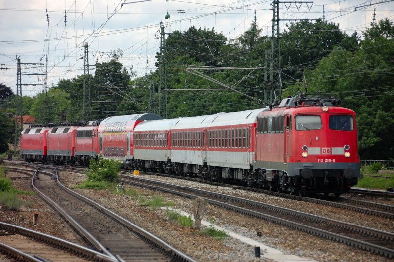 Perfekter kann ein PbZ nicht sein: Zuglok 113 309-9 mit 3 Liegewagen, einem Dosto, einer Bgelfalten-115er und zwei 120ern. So gefahren am 31.05.08 in Mnchen-Pasing als PbZ 2437, sagenhafte 14 Std zu frh.