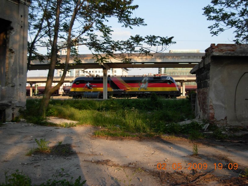 Perfekter Kontrast zu einer desolat und ruins wirkenden Umgebung: die deutsche EM-Lok der BB im Bahnhof Bratislava-Petrzalka (2.5.2009).