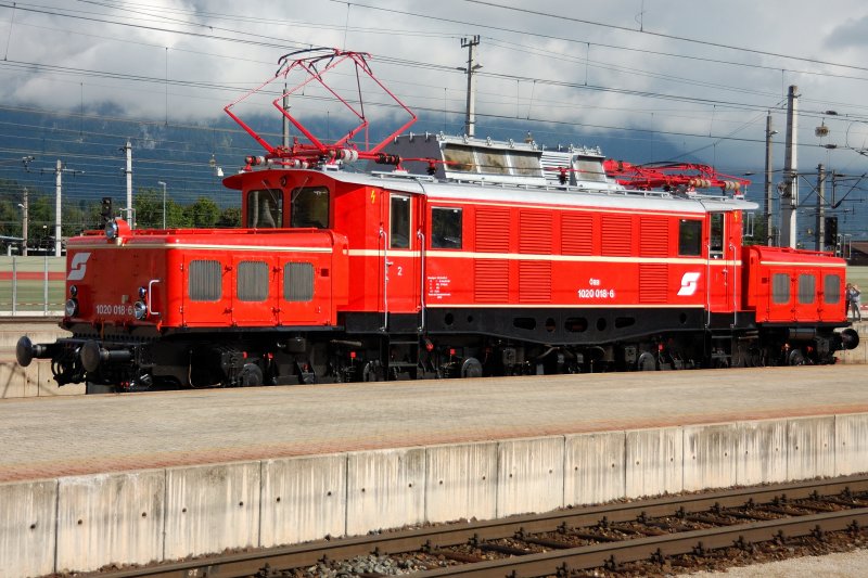 Perfekter Morgen... perfektes Licht... perfekte Lok: frisch geputzt und gewienert prsentiert sich 1020 018-6 in Wrgl am 24.08.08 .