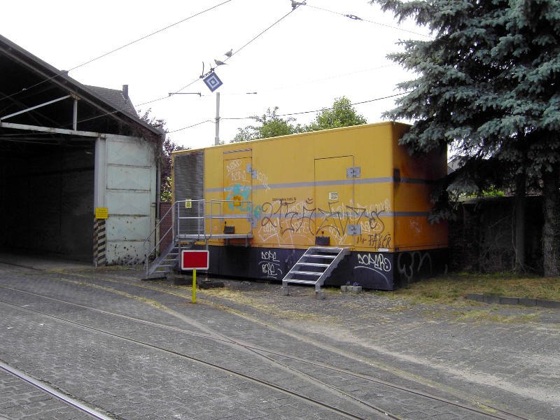 Perfektes  Recycling : Bevor 1980 die Stadtbahnwagen M8C nach Krefeld kamen, musste die Bahnstromversorgung f�r die R�ckspeisung der Bremsspannung fit gemacht werden. W�hrend der Unterwerk-Umbauarbeiten wurde jeweils dieses fr�her mobile Unterwerk ersatzweise verwendet und am Schluss selbst fest in H�ls installiert.