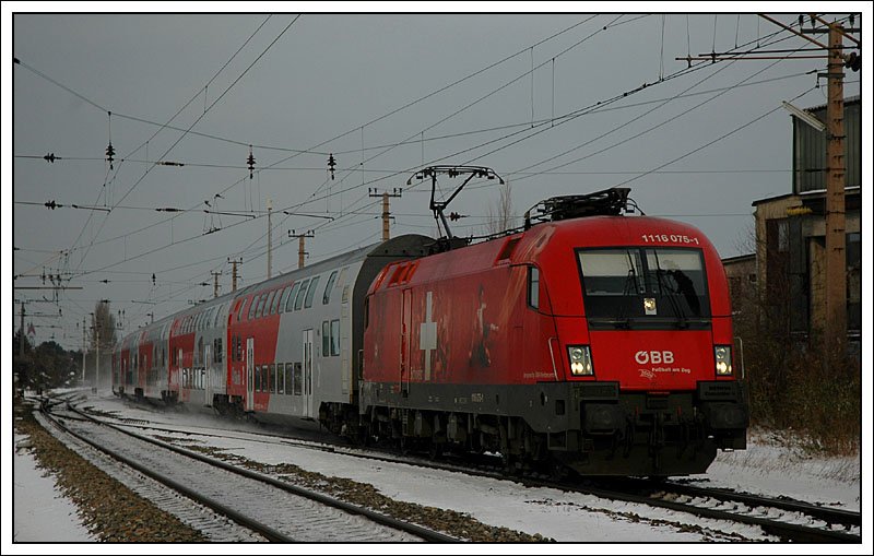 Perfektes Timing. Nachdem ich nach ca. einer Stunde am 17.11.2007 meine letzte Fotostelle erreicht hatte, war es ein paar Minuten sp�ter auch schon so weit. 1116 075 war an diesem Tag n�mlich auf den Durchbindern zu finden und zog u.a. den R 2317 von Breclav nach Wr.Neustadt Hbf. Die Aufnahme entstand ca. 200 Meter vor der Durchfahrt der S-Bahnhaltestelle Wien Atzgersdorf-Mauer. Wie gesagt, extra f�r meine schweizer Freunde so beeilt ;-)