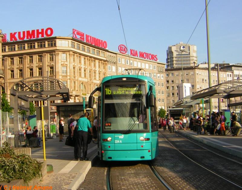 Personalwechsel: Der Fahrer, der am Hauptbahnhof gerade den S-Triebwagen 224 auf dem 9. Zug der Linie 16 nach Ginnheim �bernahm, stand in neuer Dienstkleidung am Fahrzeug. Die neuen Dienstshirts haben jetzt auch die gleiche Farbe wie die Fahrzeuge, das ist das neue Corporate Design der Verkehrsgesellschaft Frankfurt am Main (VGF). 